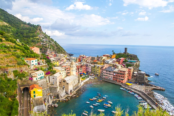 Picturesque coastal village of Vernazza, Cinque Terre, Italy.